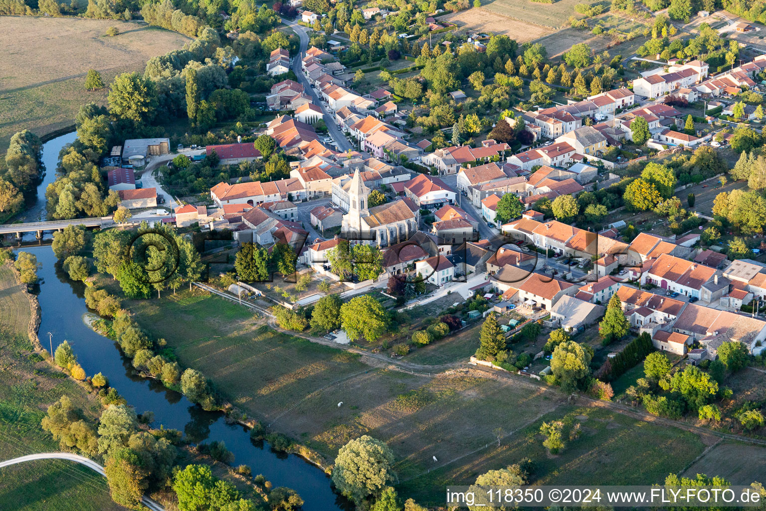 Vue aérienne de Les berges de la Meuse à Sauvigny dans le département Meuse, France