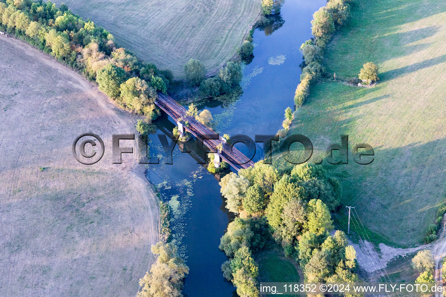 Vue aérienne de Pont sur la Meuse/La Meuse à Sauvigny dans le département Meuse, France