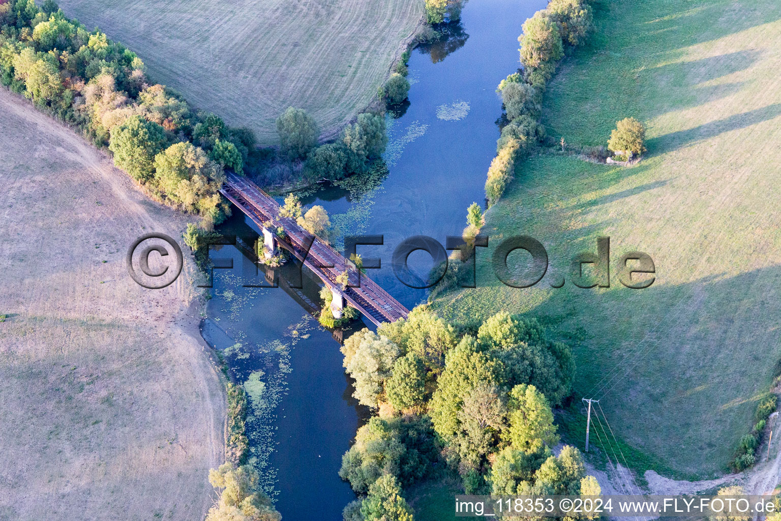 Vue aérienne de Pont sur la Meuse/La Meuse à Sauvigny dans le département Meuse, France