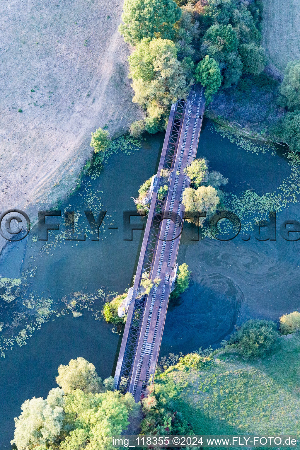 Vue oblique de Pont sur la Meuse/La Meuse à Sauvigny dans le département Meuse, France