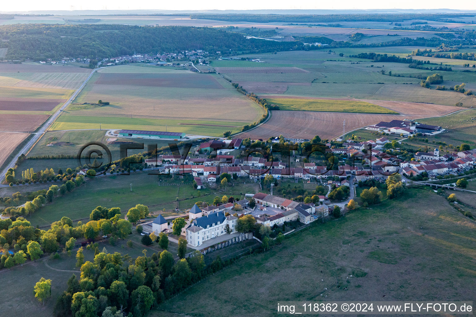 Vue aérienne de Château de Montbras à Montbras dans le département Meuse, France