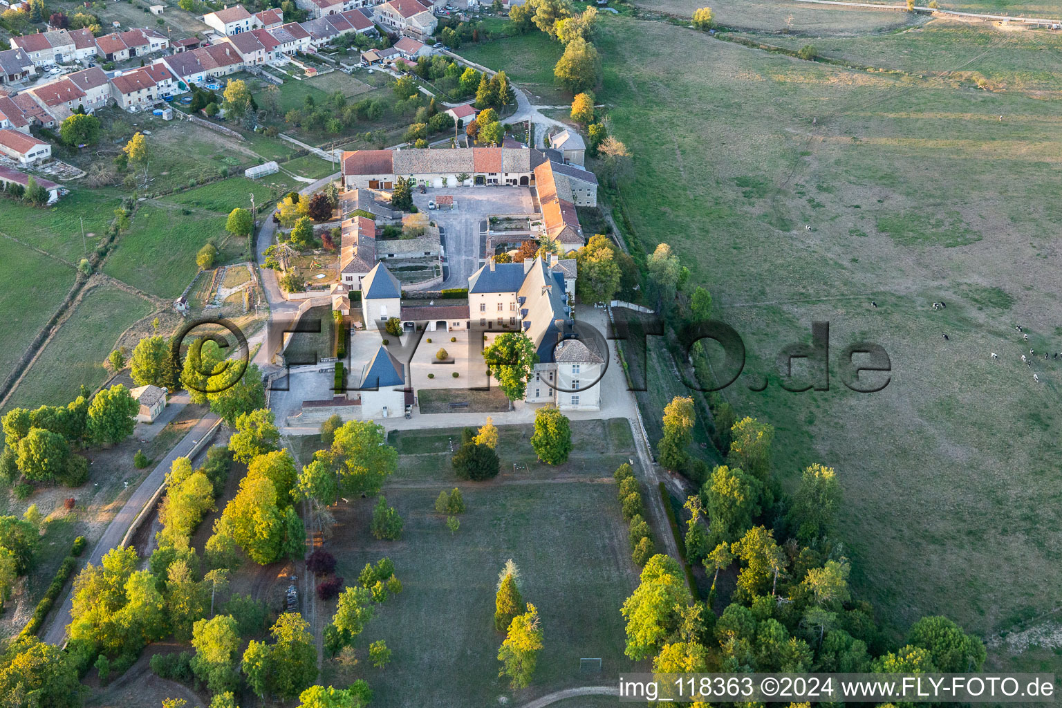 Vue aérienne de Château de Montbras à Montbras dans le département Meuse, France