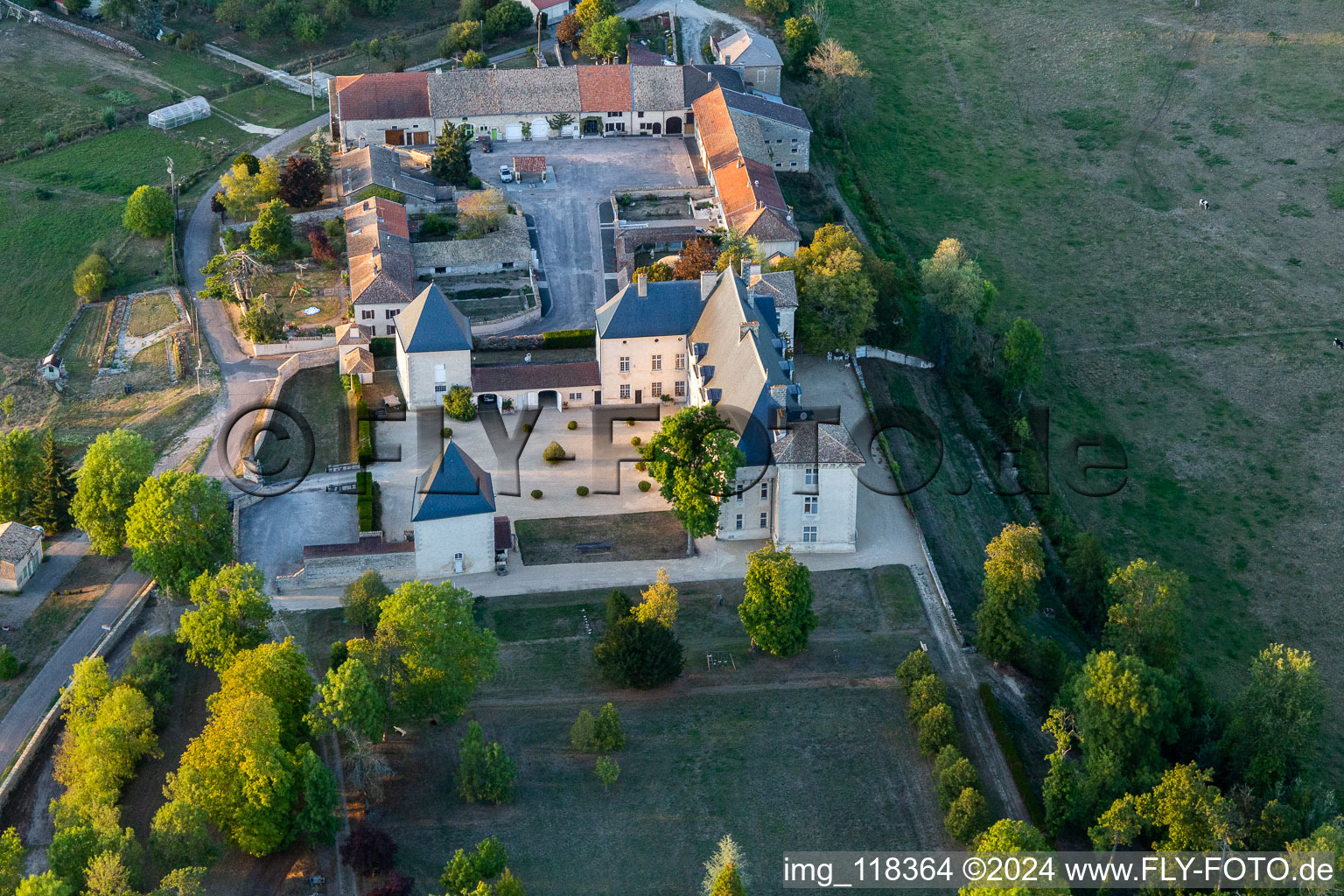 Vue aérienne de Château de Montbras, Hostellerie de L'Isle en Bray à Montbras dans le département Meuse, France