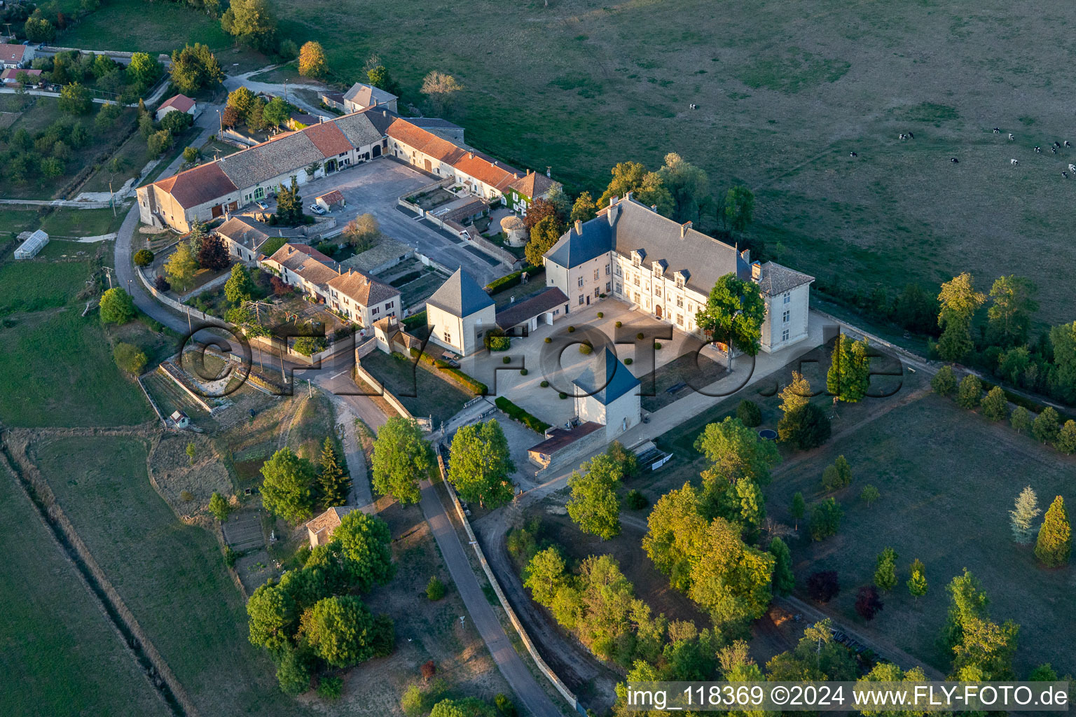 Vue aérienne de Château de Montbras avec Hostellerie de L'Isle en Bray à Montbras à Champougny dans le département Meuse, France