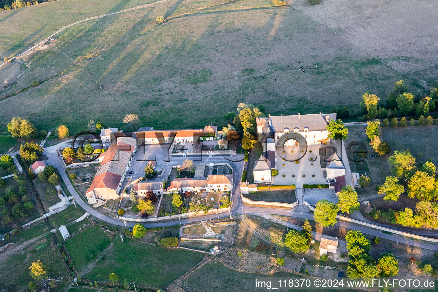 Photographie aérienne de Château de Montbras avec Hostellerie de L'Isle en Bray à Montbras à Champougny dans le département Meuse, France