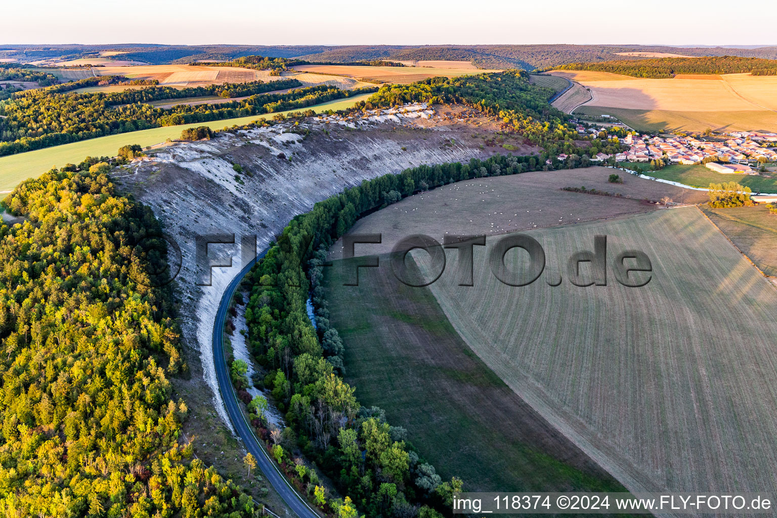 Vue aérienne de Sites de décollage parapente au dessus du Chêtre à Champougny dans le département Meuse, France