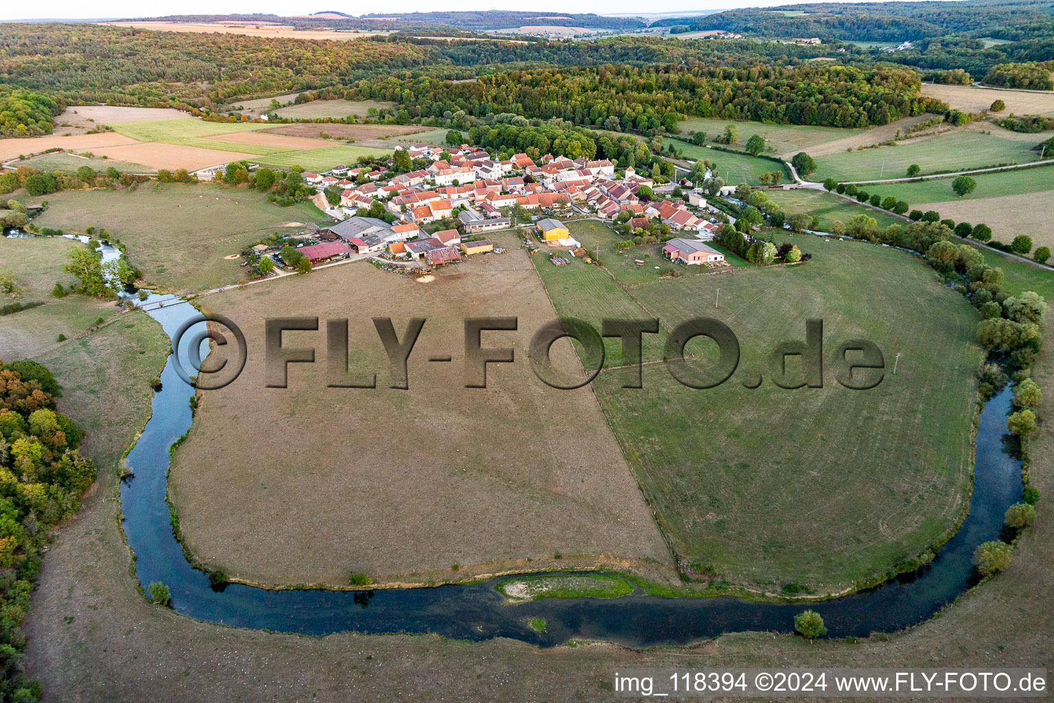 Vue aérienne de Boucle le long de la Meuse/Meuse autour du village Autigny-la-Tour à Autigny-la-Tour dans le département Vosges, France