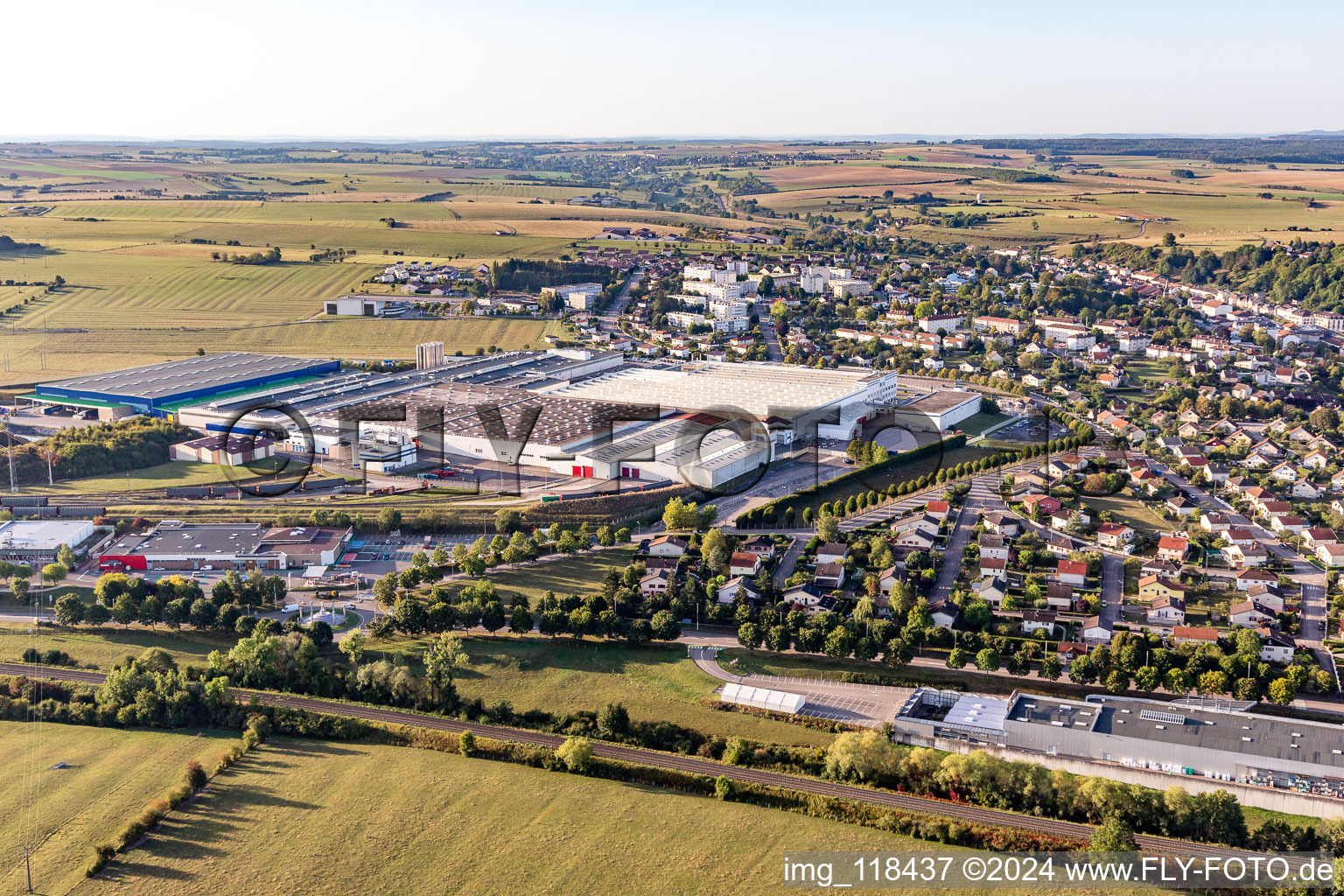 Vue aérienne de Locaux de l'usine du fabricant agroalimentaire Nestlé Waters Supply Est à Contrexeville à Contrexéville dans le département Vosges, France