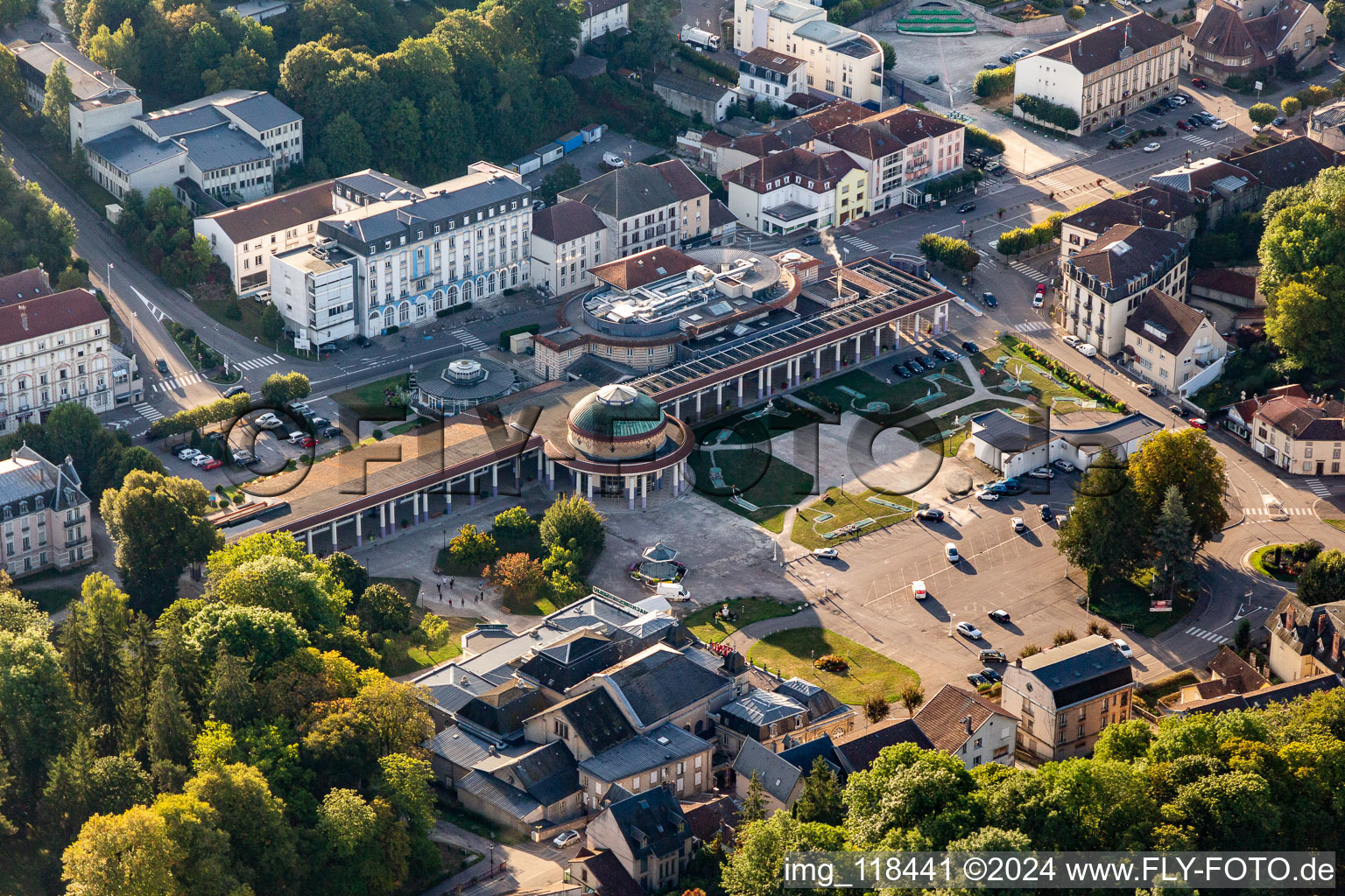 Vue aérienne de Therme et le casino Thermes de Contrexéville à Contrexéville à Contrexéville dans le département Vosges, France