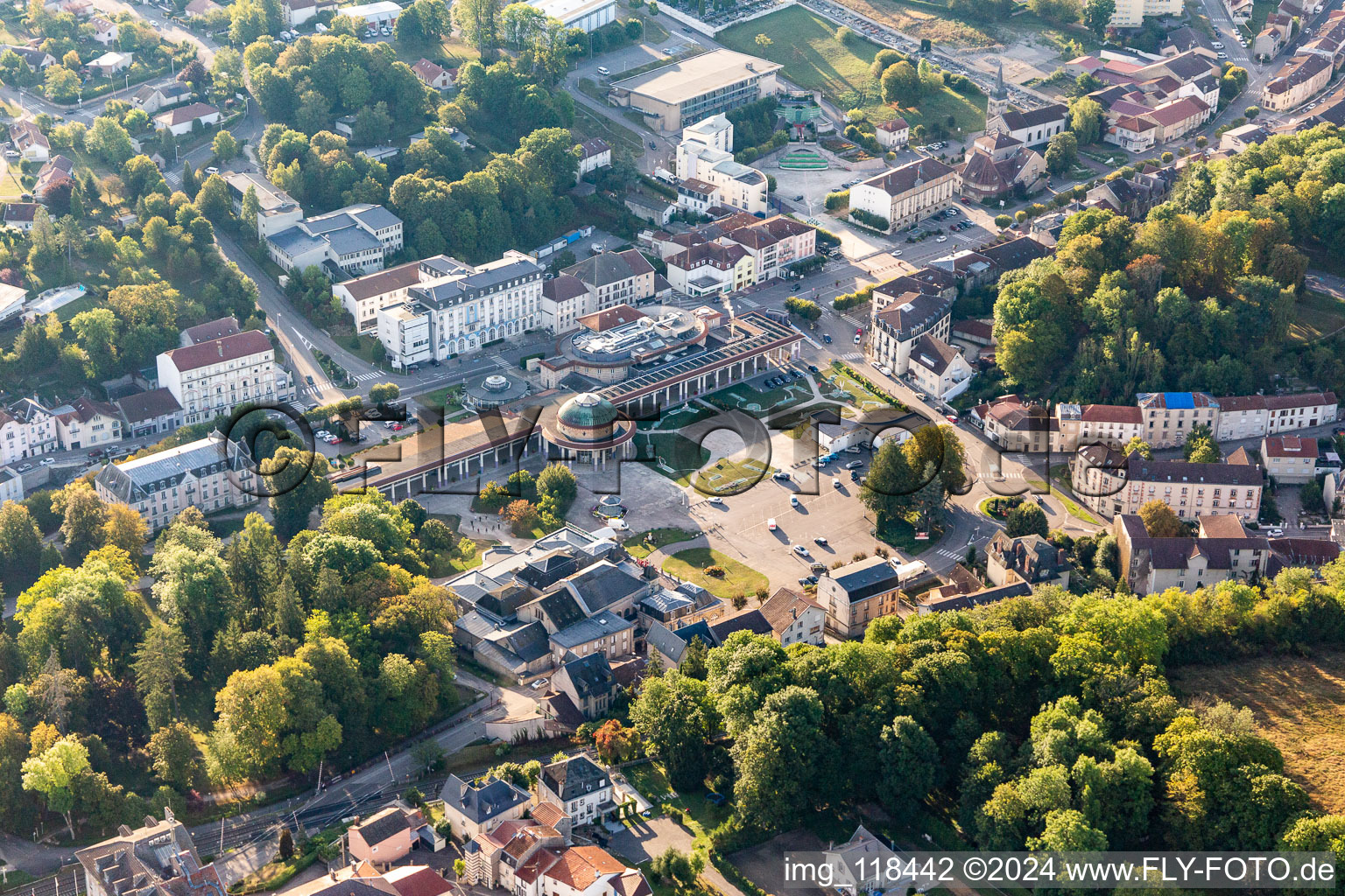 Vue aérienne de Therme et le casino Thermes de Contrexéville à Contrexéville à Contrexéville dans le département Vosges, France