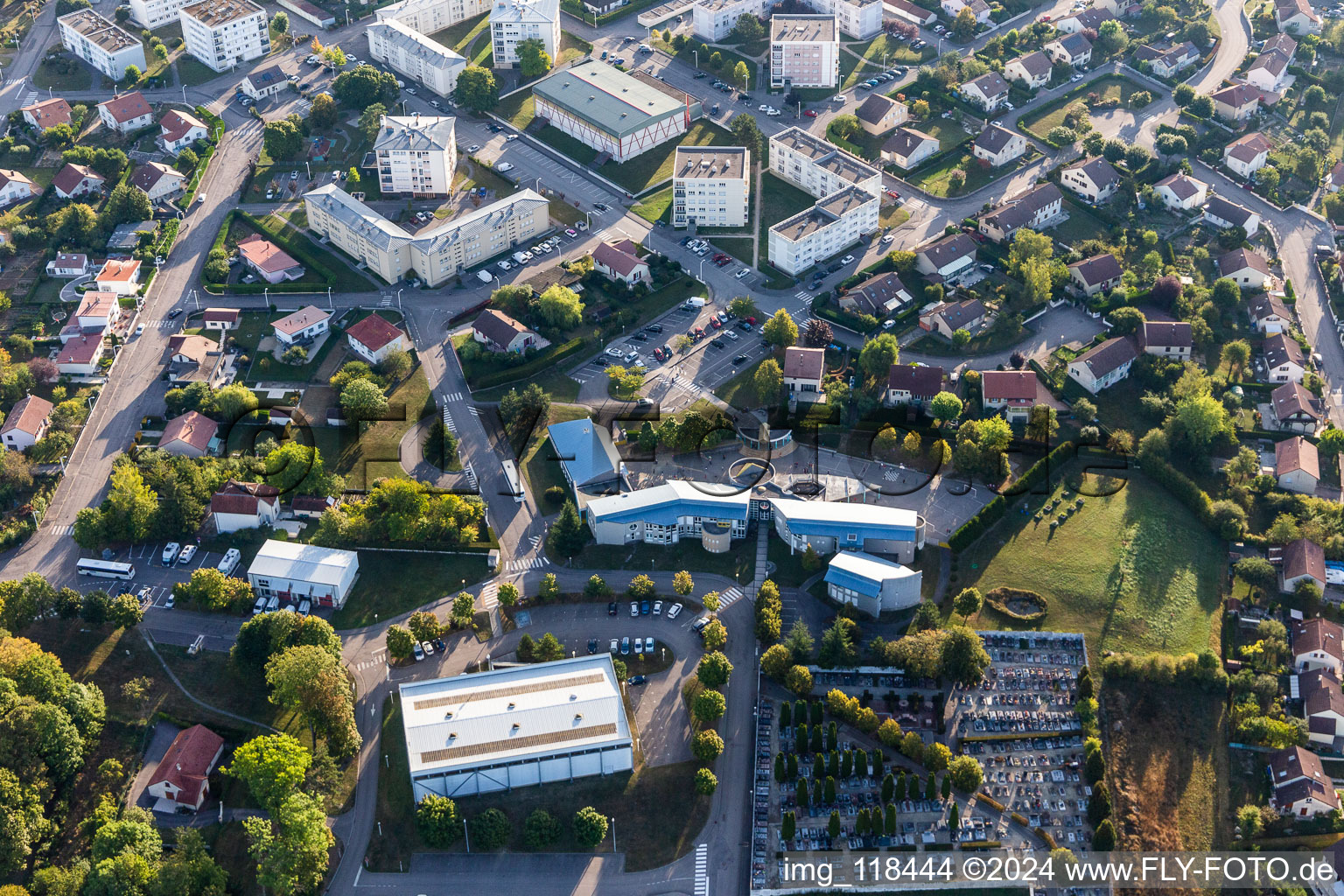 Vue aérienne de Ecole Primaire Stanislas Lesczynski à Contrexéville dans le département Vosges, France