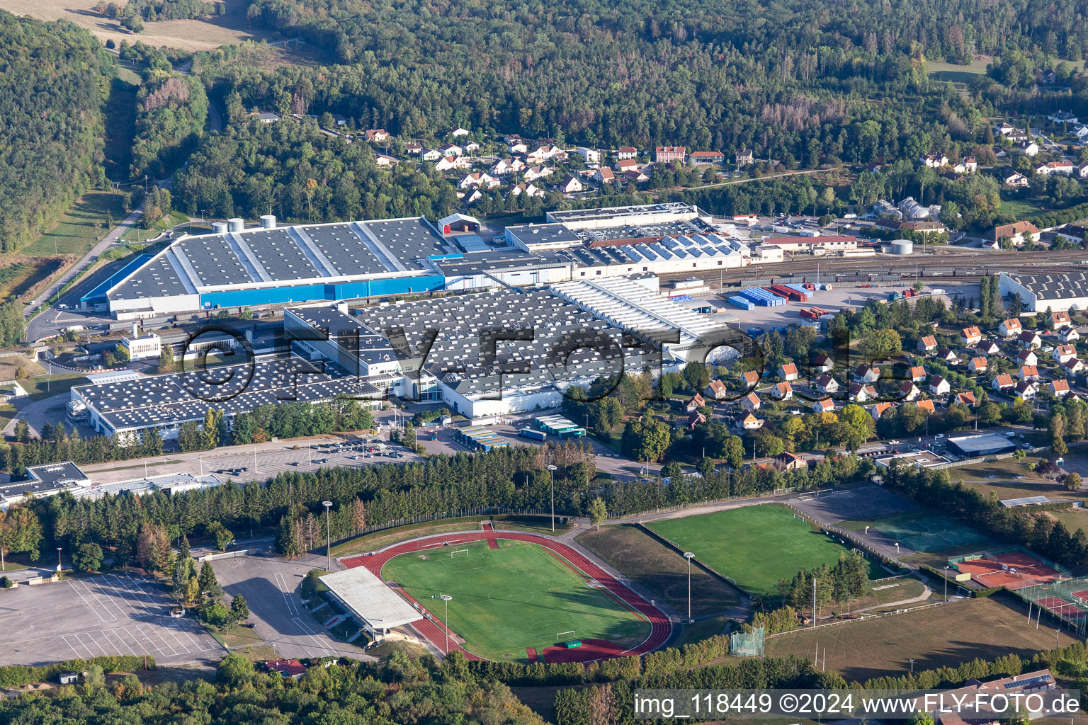 Vue aérienne de Locaux d'une usine de fabrication de produits alimentaires Nestlé Waters Supply Est à Vittel dans le département Vosges, France