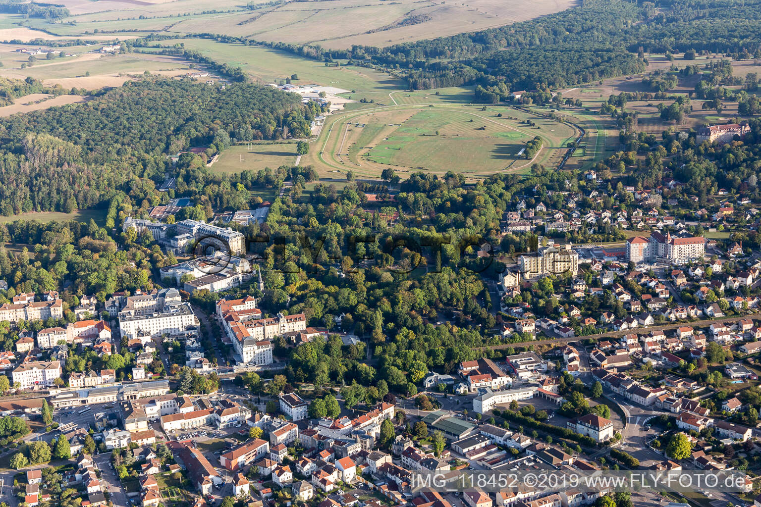 Vue aérienne de Cours Hippiques à Vittel dans le département Vosges, France