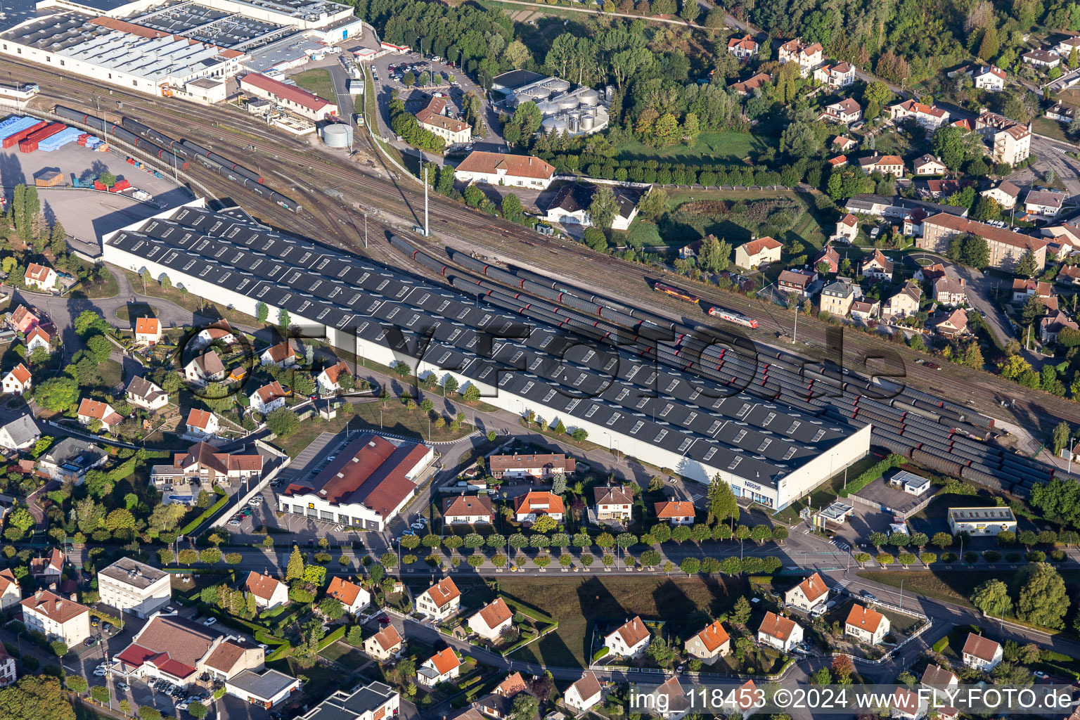 Vue aérienne de Locaux d'une usine de fabrication de produits alimentaires Nestlé Waters Supply Est à Vittel dans le département Vosges, France