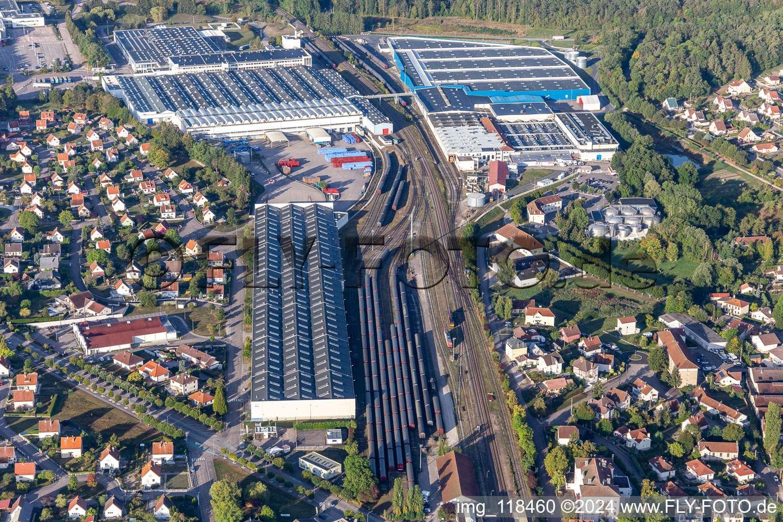 Vue oblique de Locaux d'une usine de fabrication de produits alimentaires Nestlé Waters Supply Est à Vittel dans le département Vosges, France