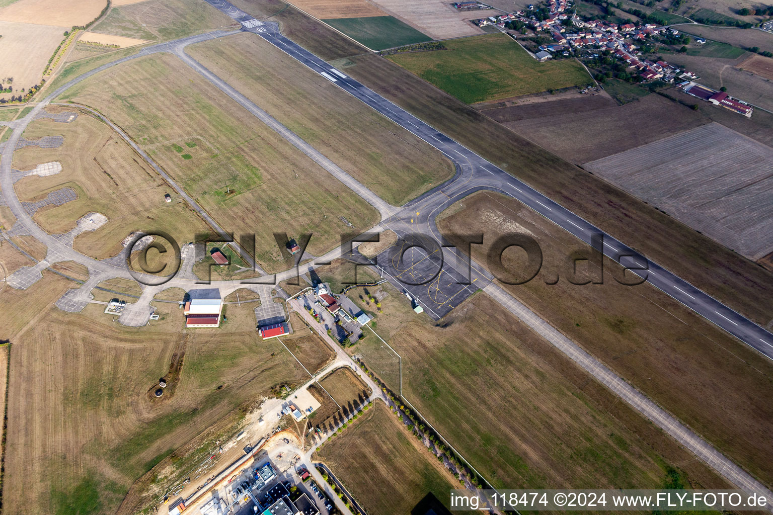 Vue aérienne de Piste avec aire de circulation de l'aérodrome de l'Aéroport d'Epinal - Mirecourt à Juvaincourt dans le département Vosges, France