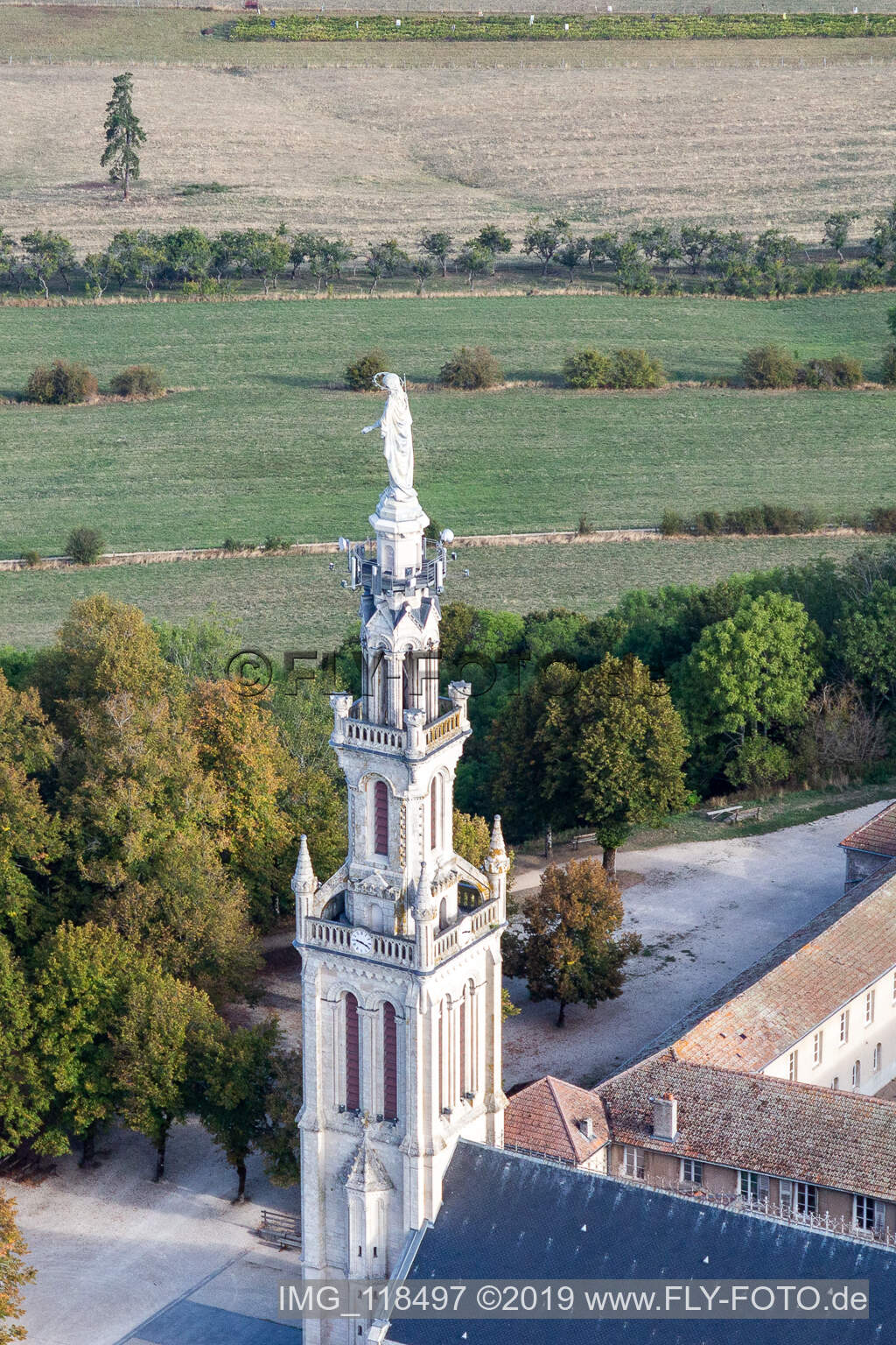 Basilique de Sion à Saxon-Sion dans le département Meurthe et Moselle, France vu d'un drone