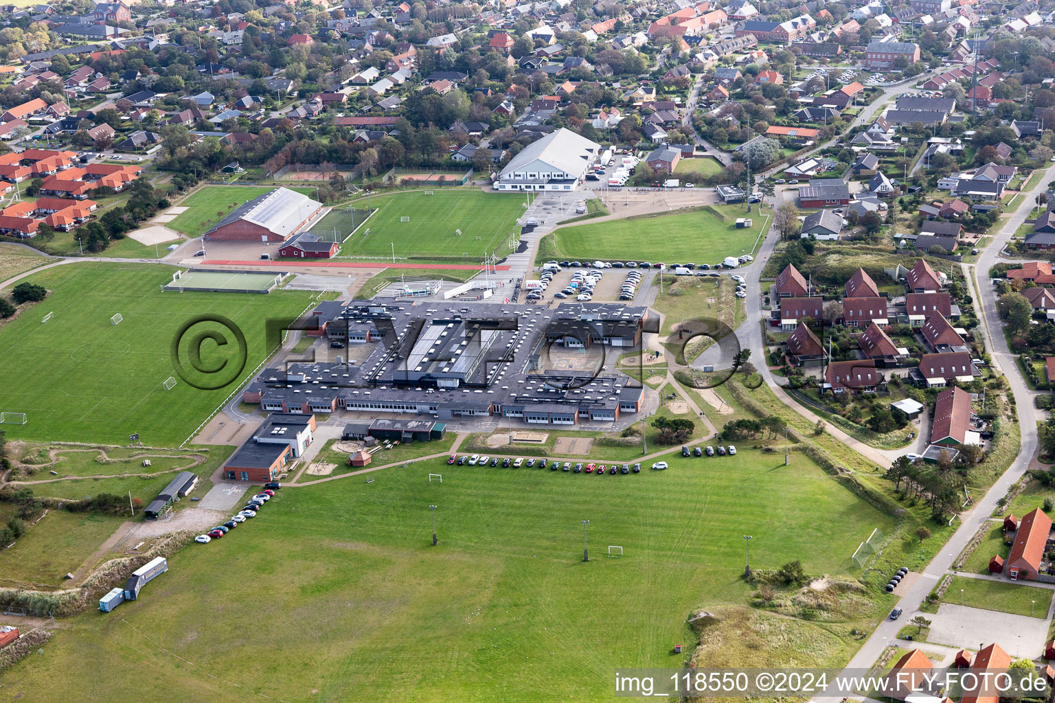 Vue aérienne de École et bibliothèque à le quartier Nordby in Fanø dans le département Syddanmark, Danemark