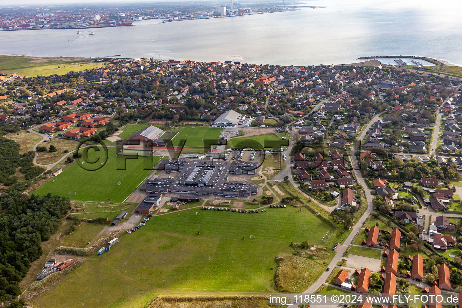 Vue aérienne de École et bibliothèque à le quartier Nordby in Fanø dans le département Syddanmark, Danemark