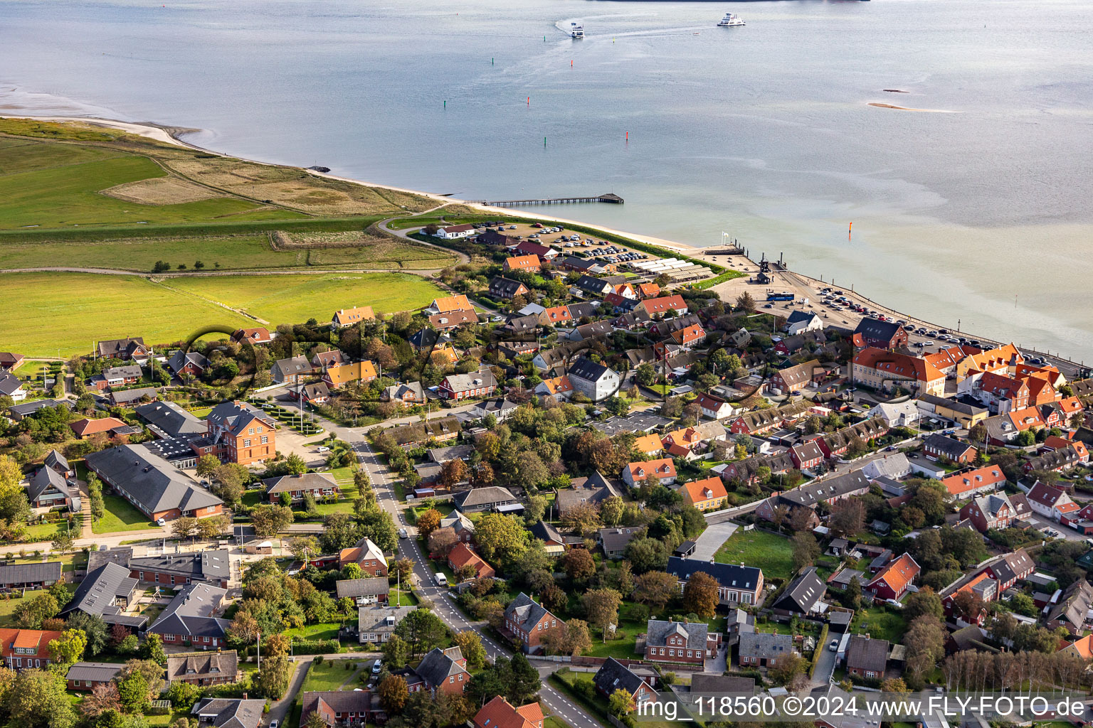 Vue aérienne de Færgehavn, port de ferry à le quartier Nordby in Fanø dans le département Syddanmark, Danemark