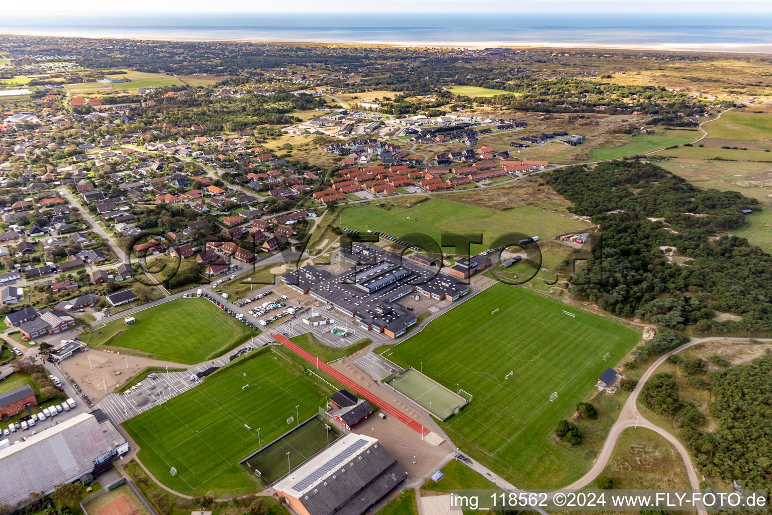 Vue oblique de École et bibliothèque à le quartier Nordby in Fanø dans le département Syddanmark, Danemark