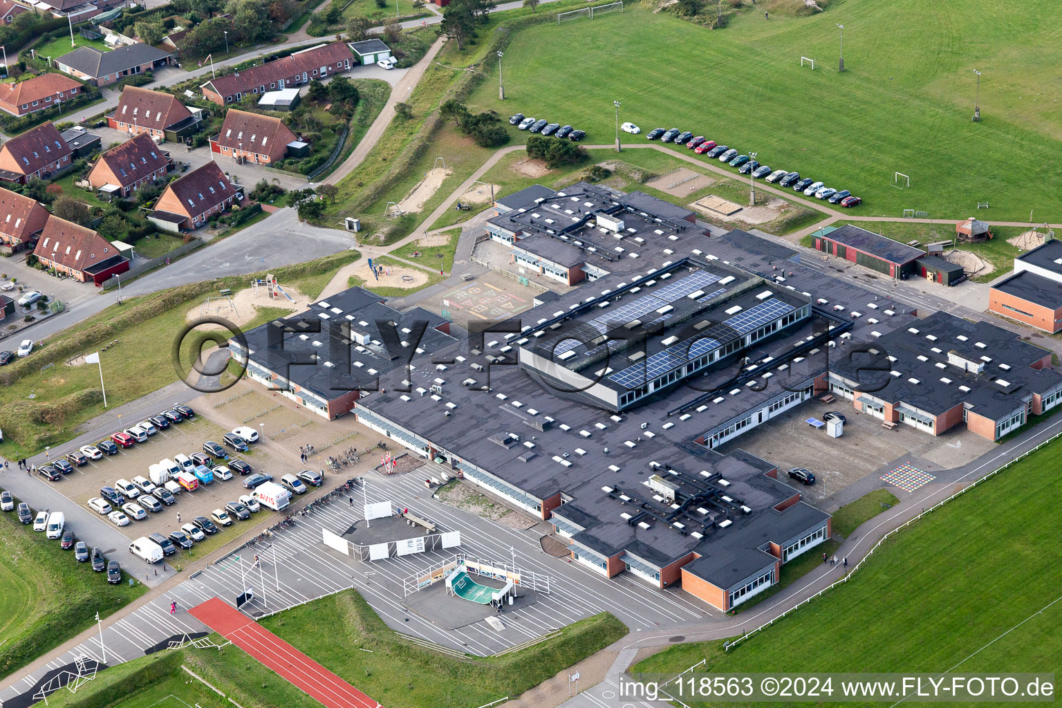 École et bibliothèque à le quartier Nordby in Fanø dans le département Syddanmark, Danemark d'en haut