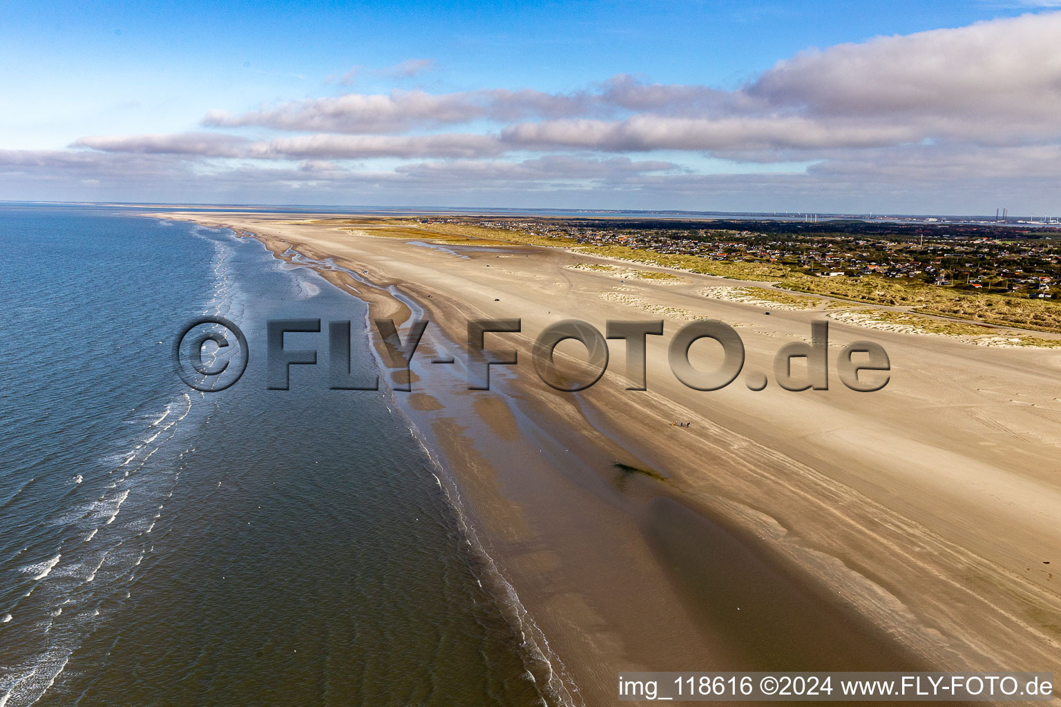 Vue aérienne de Paysage de plage de sable le long de la côte sur la côte ouest de l'île de la mer du Nord à Fanö à Fanø dans le département Syddanmark, Danemark