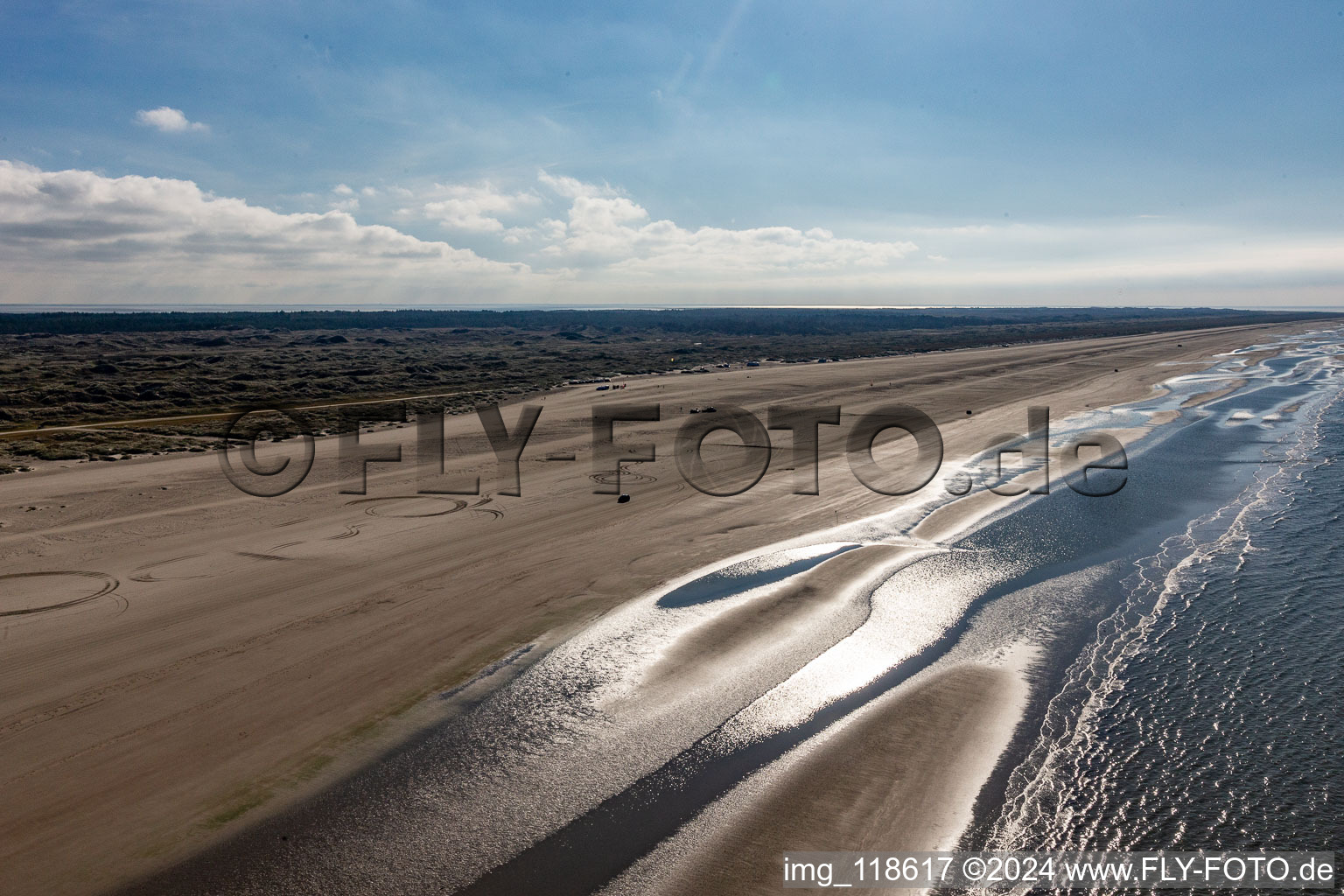 Vue aérienne de Plage de sable utilisée par les voitures le long de la côte ouest de l'île de la mer du Nord à Fanö à Fanø dans le département Syddanmark, Danemark