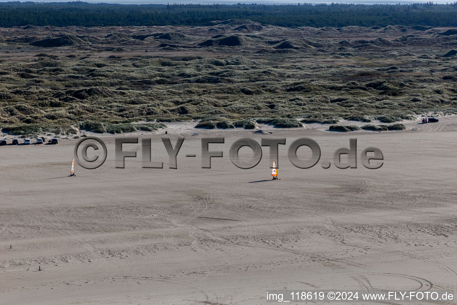 Vue aérienne de Buggies et kiters sur la plage de sable à Fanø dans le département Syddanmark, Danemark