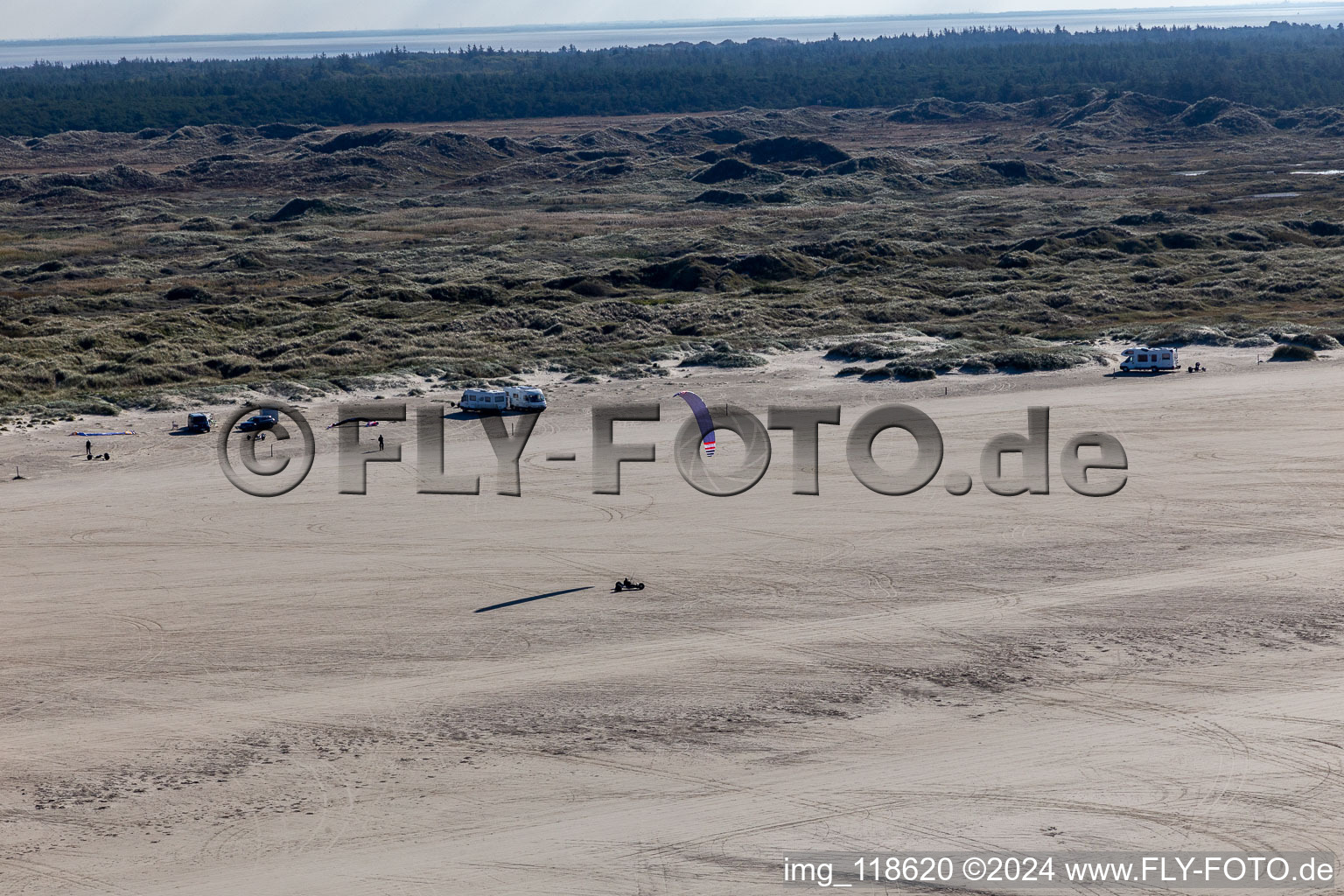 Vue aérienne de Buggies et kiters sur la plage de sable à Fanø dans le département Syddanmark, Danemark