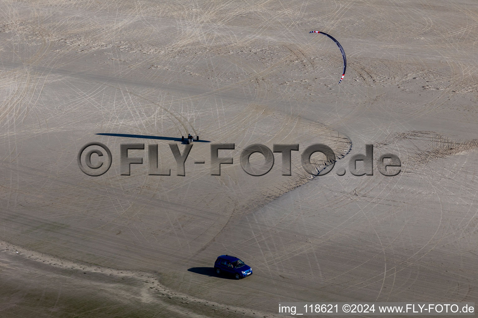 Photographie aérienne de Buggies et kiters sur la plage de sable à Fanø dans le département Syddanmark, Danemark