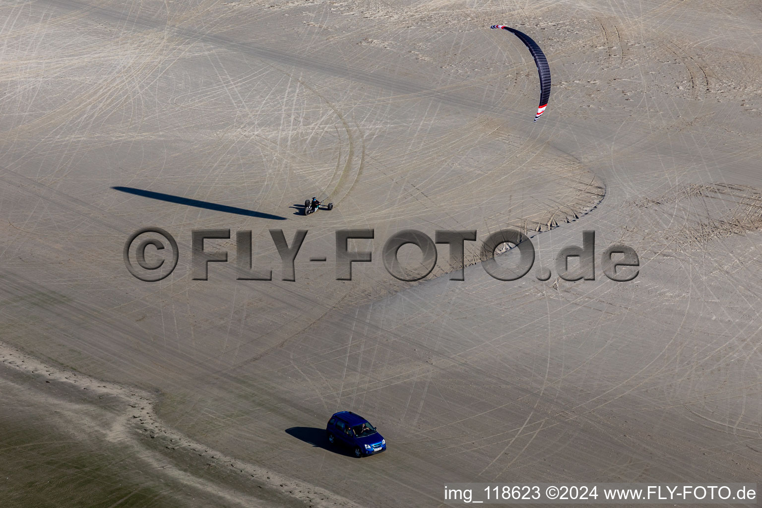 Vue aérienne de Conduire dans le paysage de plages de sable le long de la côte de la mer du Nord à Fanö à Fanø dans le département Syddanmark, Danemark