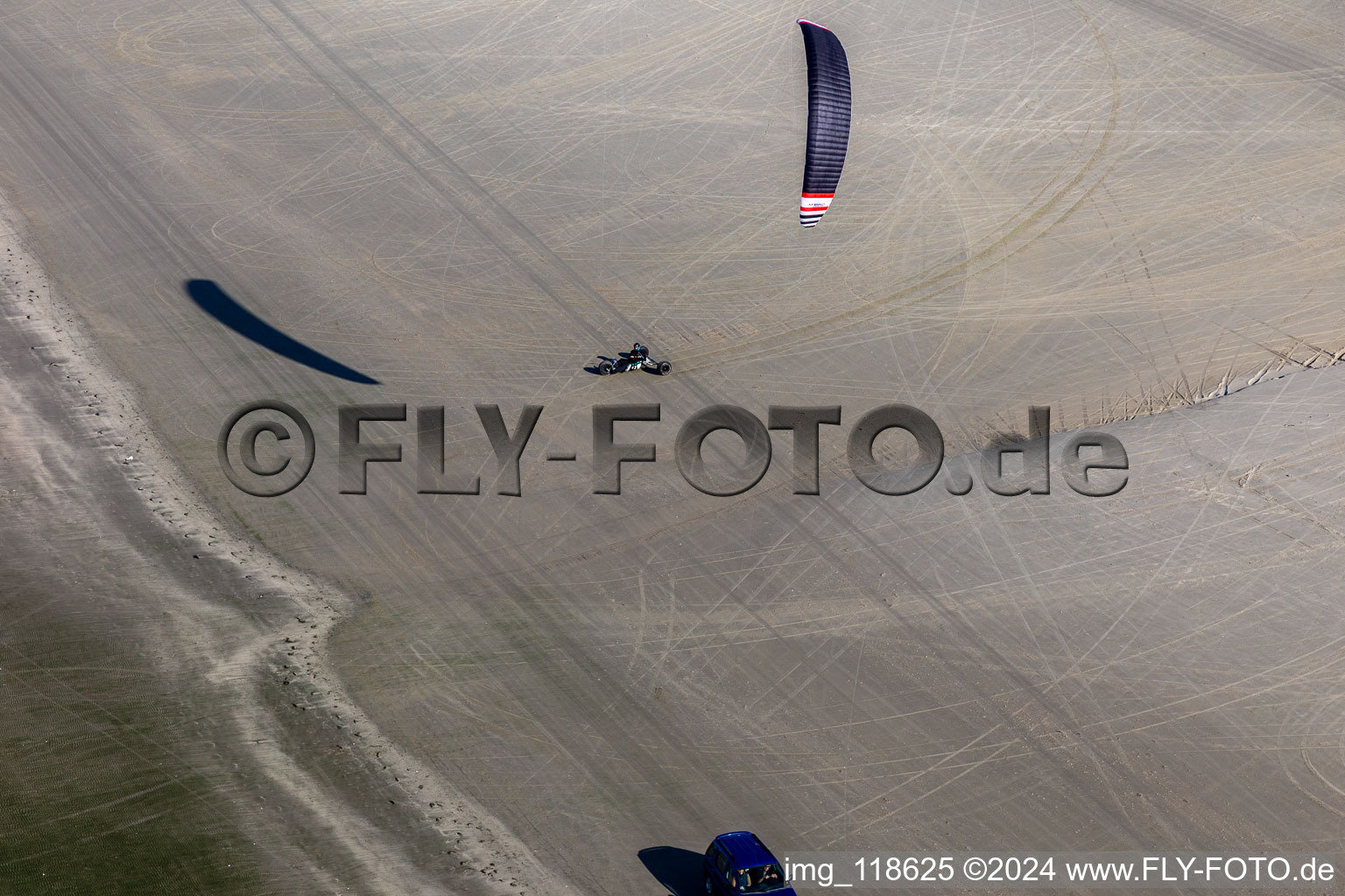 Vue oblique de Buggies et kiters sur la plage de sable à Fanø dans le département Syddanmark, Danemark