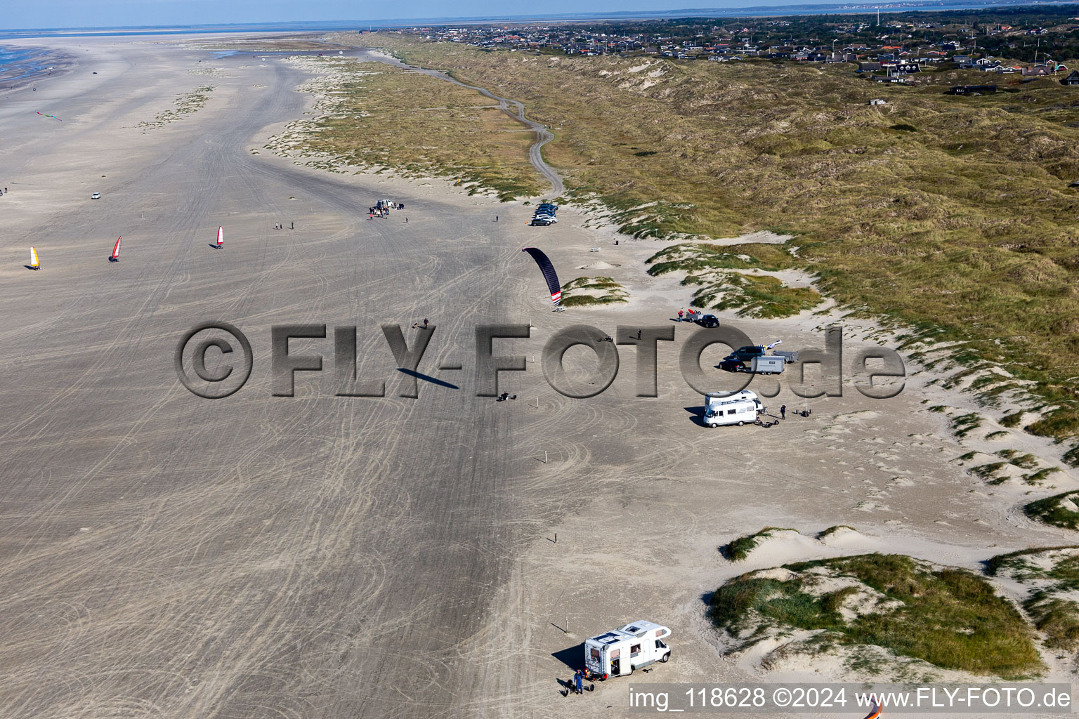 Buggies et kiters sur la plage de sable à Fanø dans le département Syddanmark, Danemark d'en haut