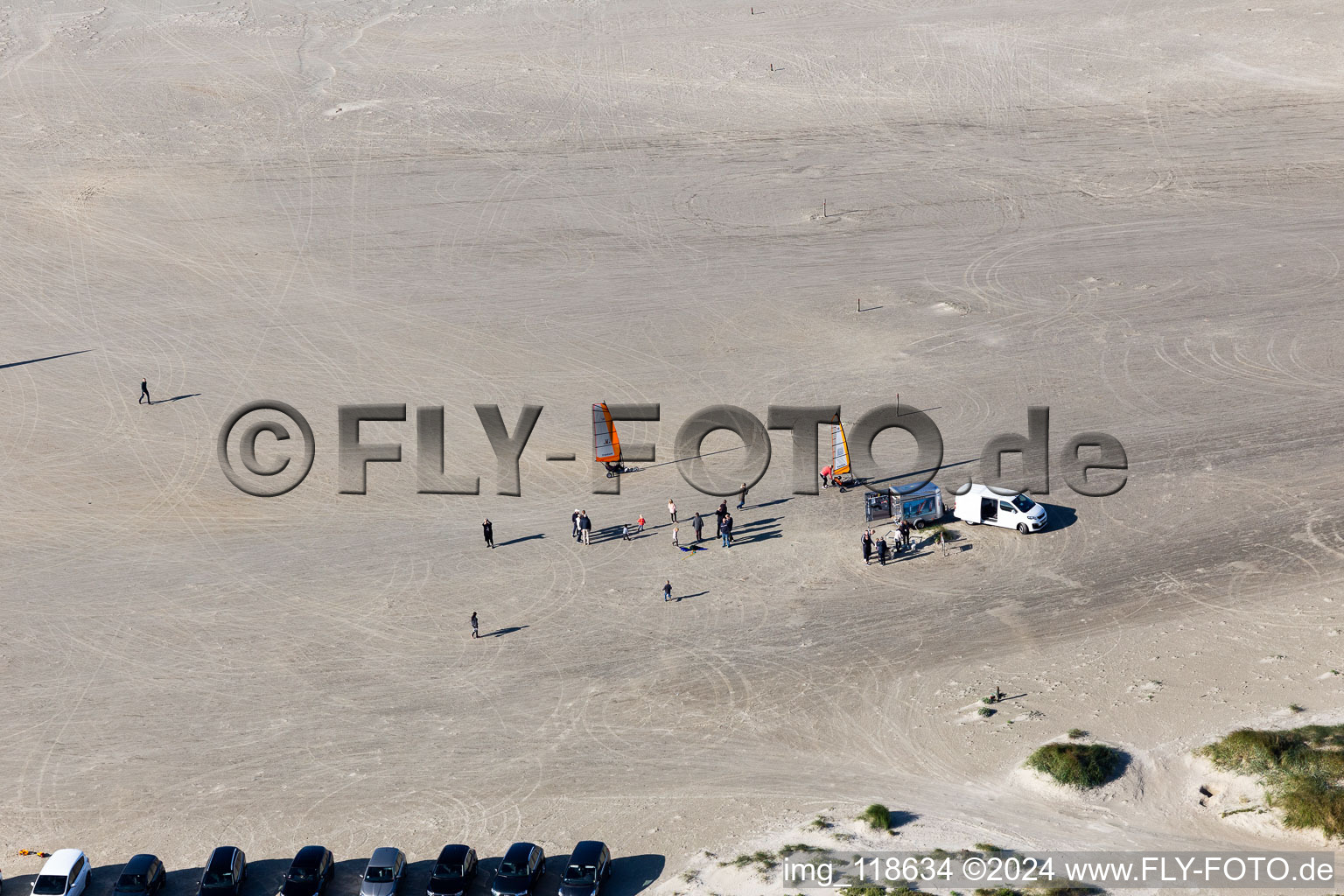 Buggies et kiters sur la plage de sable à Fanø dans le département Syddanmark, Danemark hors des airs