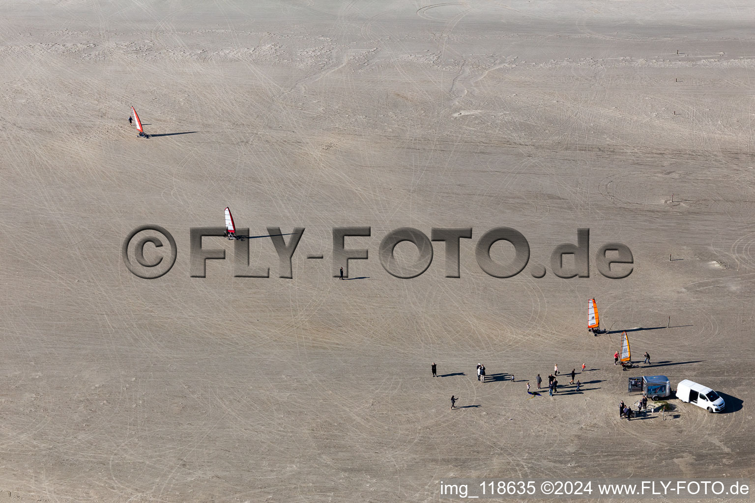 Buggies et kiters sur la plage de sable à Fanø dans le département Syddanmark, Danemark vue d'en haut