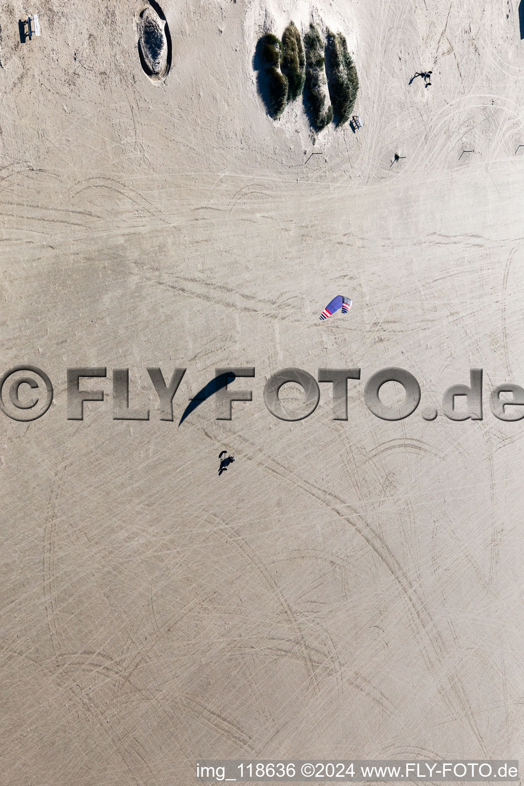 Buggies et kiters sur la plage de sable à Fanø dans le département Syddanmark, Danemark depuis l'avion