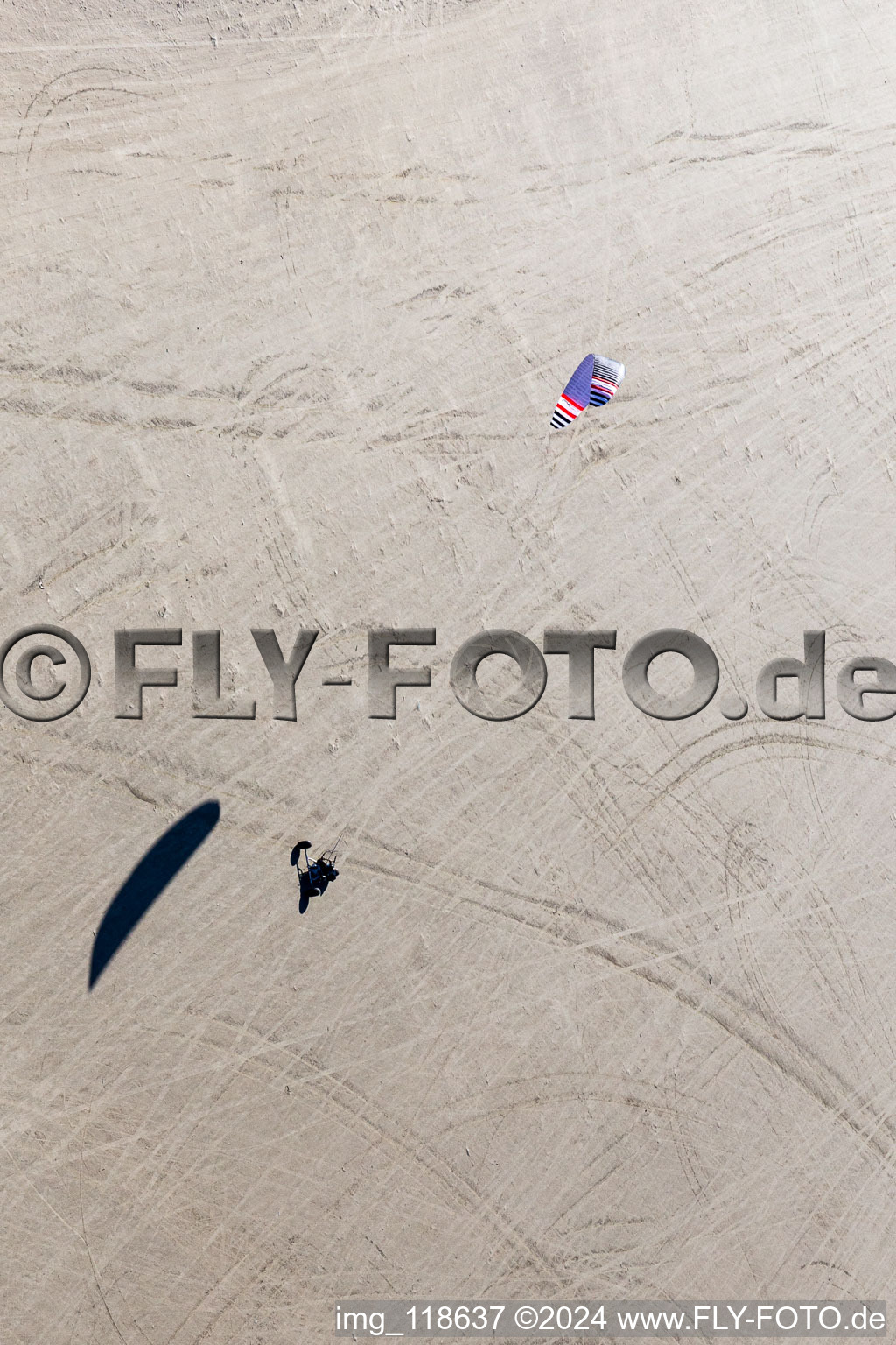 Vue d'oiseau de Buggies et kiters sur la plage de sable à Fanø dans le département Syddanmark, Danemark