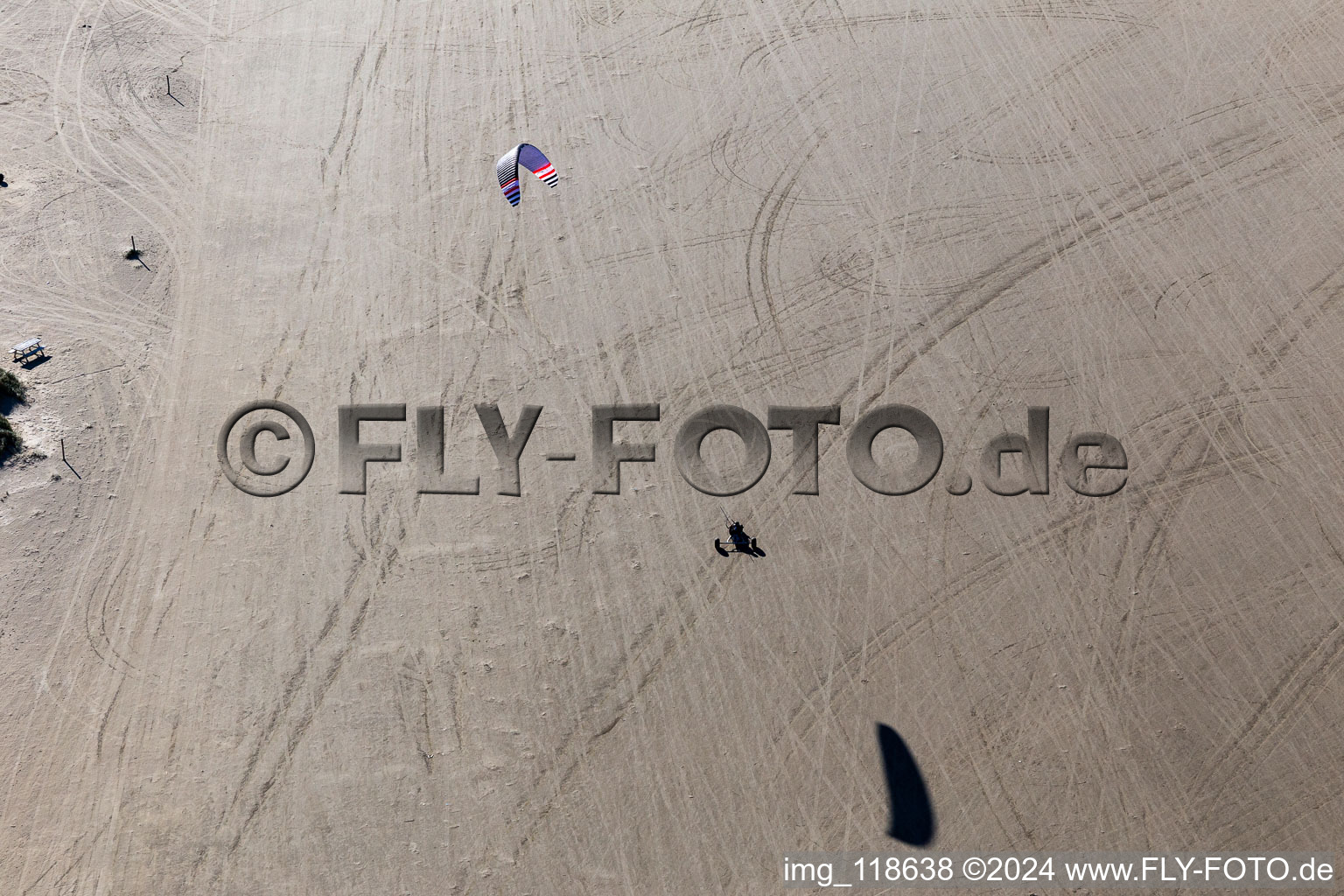 Buggies et kiters sur la plage de sable à Fanø dans le département Syddanmark, Danemark vue du ciel