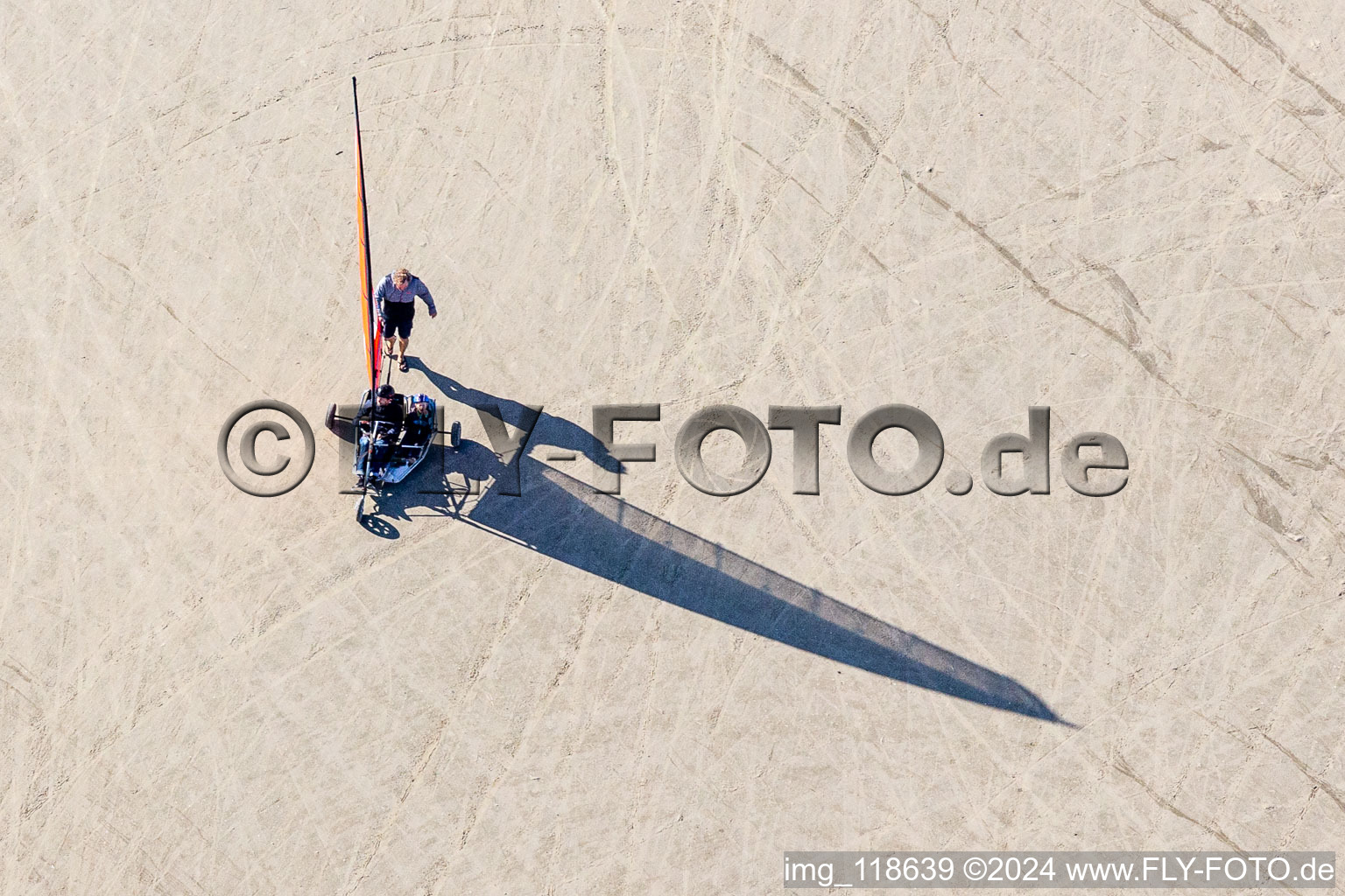 Enregistrement par drone de Buggies et kiters sur la plage de sable à Fanø dans le département Syddanmark, Danemark