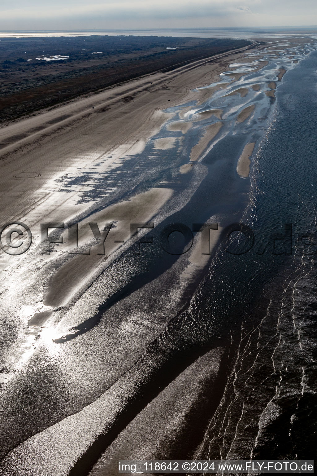 Vue aérienne de Plage de sable utilisée par les voitures le long de la côte ouest de l'île de la mer du Nord à Fanö à Fanø dans le département Syddanmark, Danemark