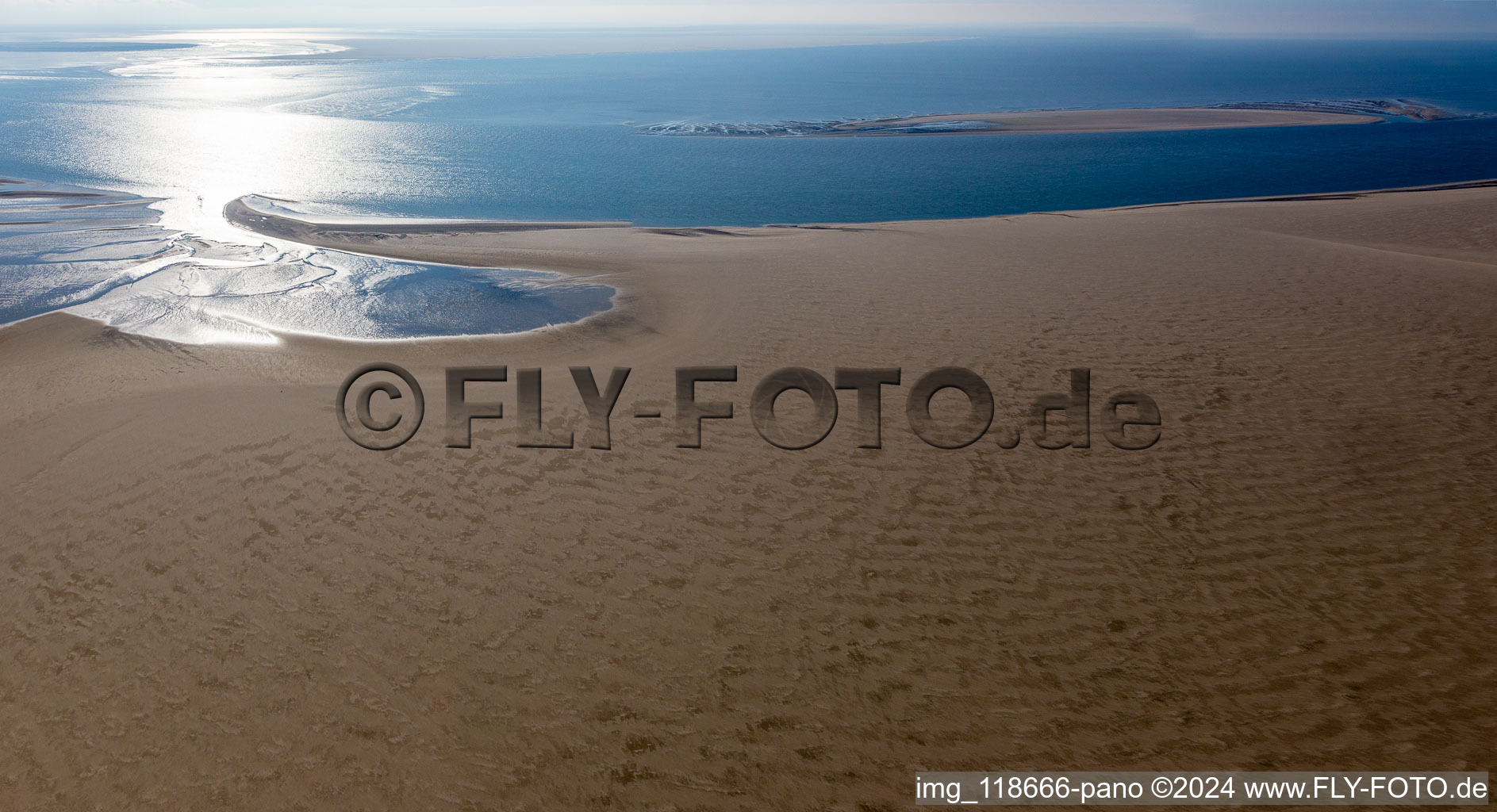 Vue aérienne de Banc de sable de la mer du Nord qui s'est asséché à marée basse à Fanö, au Danemark à Fanø dans le département Syddanmark, Danemark