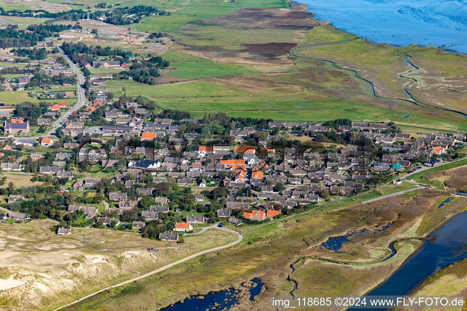 Vue aérienne de Centre du village sur la zone côtière de la mer du Nord, mer des Wadden, dans le district de Sönderho, au sud de l'île de Fanö à Fanø dans le département Syddanmark, Danemark