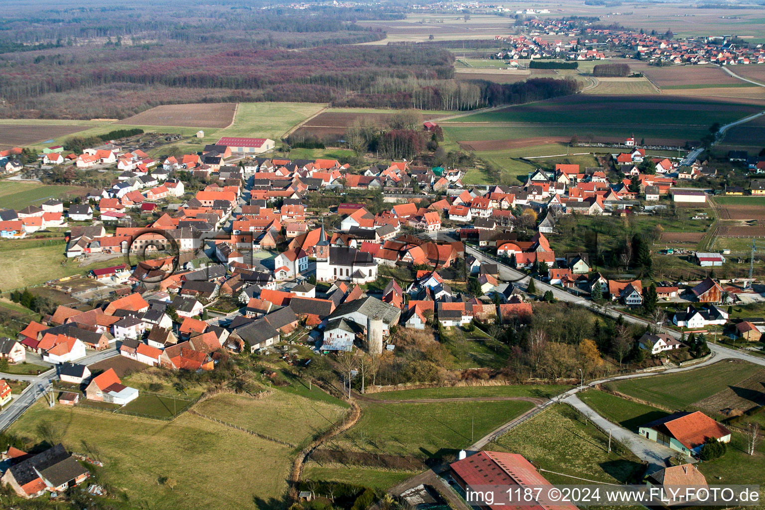 Vue aérienne de Champs agricoles et surfaces utilisables à Salmbach dans le département Bas Rhin, France