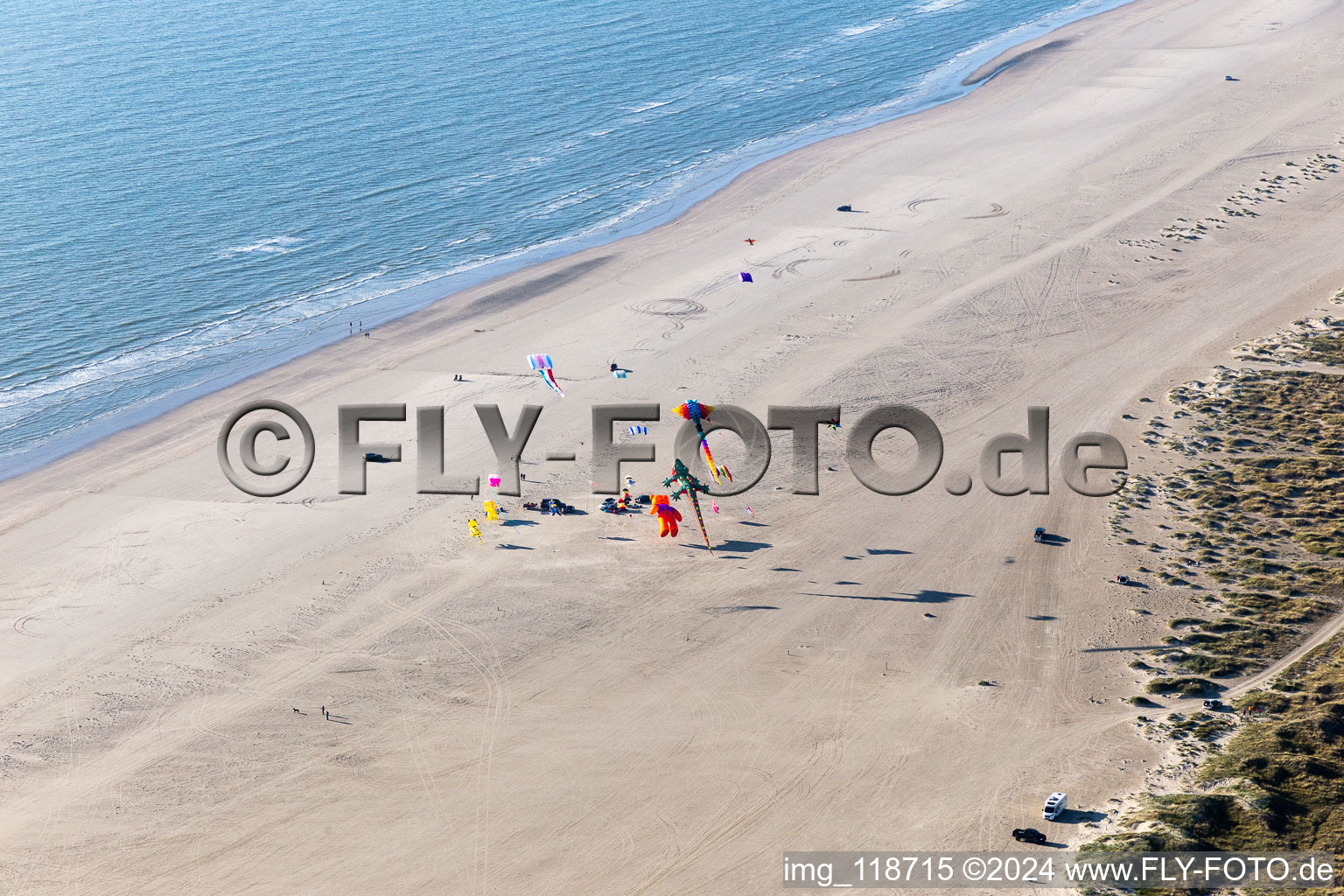 Vue aérienne de Cerfs-volants sur la plage ouest à Fanø dans le département Syddanmark, Danemark