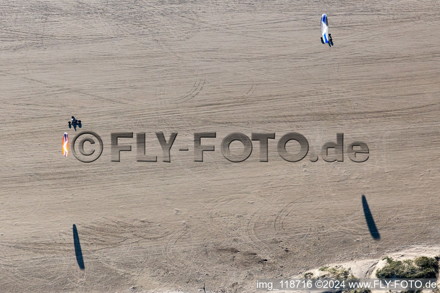 Vue aérienne de Cerfs-volants sur la plage ouest à Fanø dans le département Syddanmark, Danemark