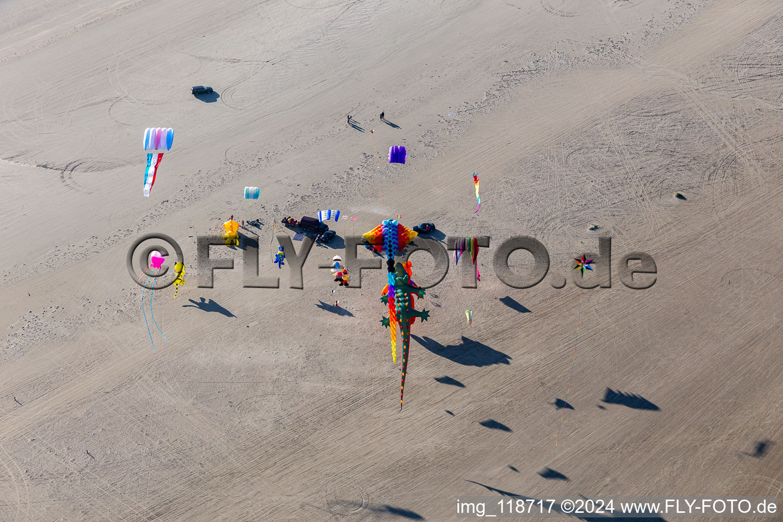 Vue aérienne de Cerfs-volants colorés sur la plage de sable sur la côte ouest de l'île de la mer du Nord à Fanö à Fanø dans le département Syddanmark, Danemark