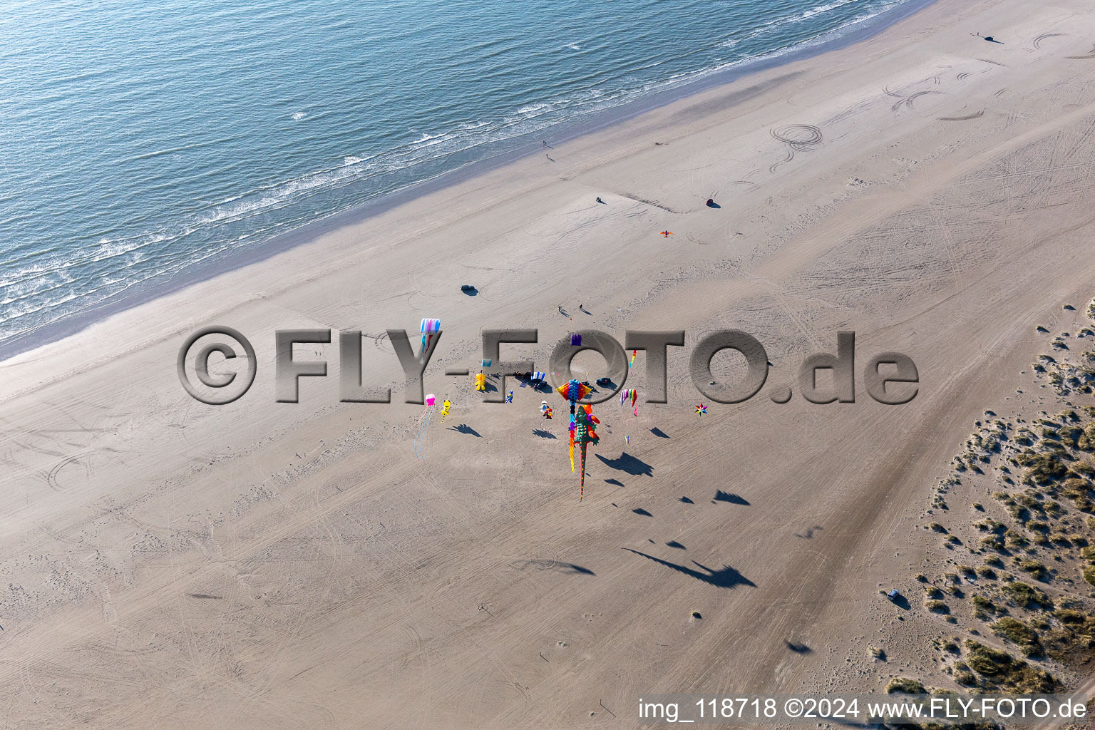 Vue aérienne de Cerfs-volants colorés sur la plage de sable sur la côte ouest de l'île de la mer du Nord à Fanö à Fanø dans le département Syddanmark, Danemark