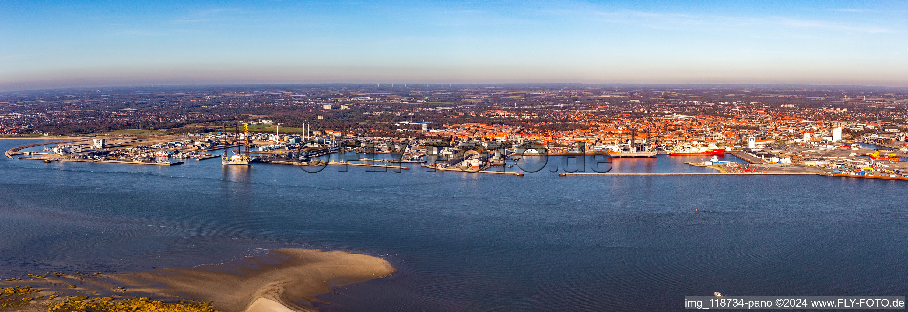 Vue aérienne de Installations portuaires sur la côte maritime de la mer du Nord à Esbjerg dans le département Syddanmark, Danemark