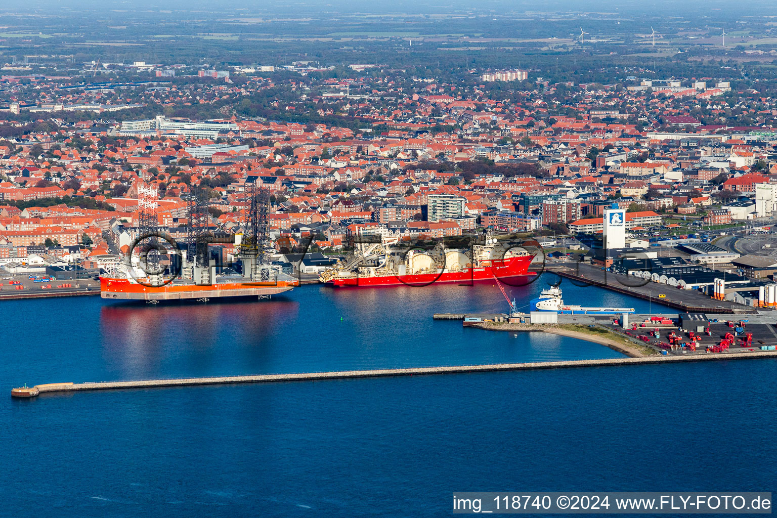 Vue aérienne de Navires de pompiers dans le port à Esbjerg dans le département Syddanmark, Danemark